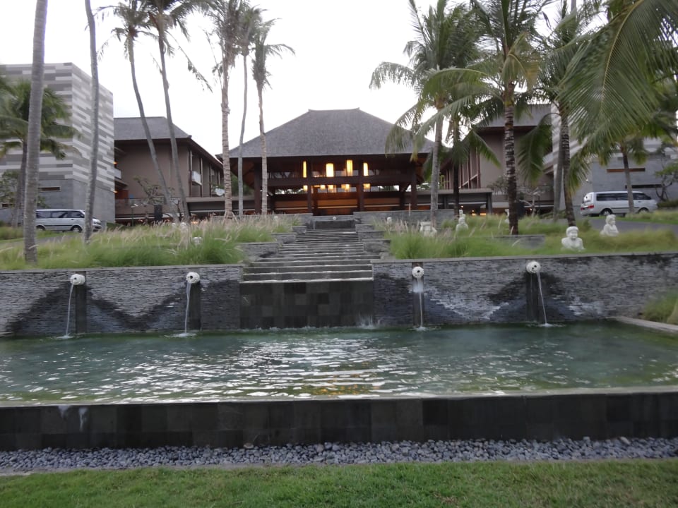 Blick von Auffahrt zum Eingang Courtyard by Marriott Bali Nusa Dua