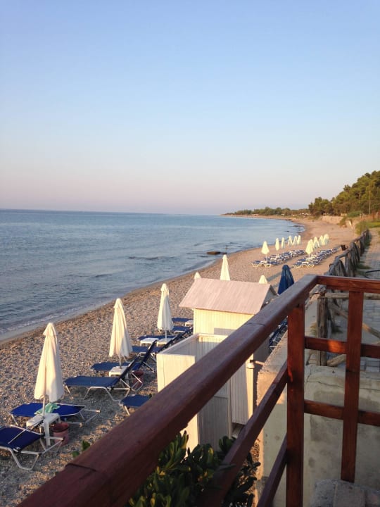 Strand morgens um 7 Uhr  Xenios Dolphin Beach Hotel