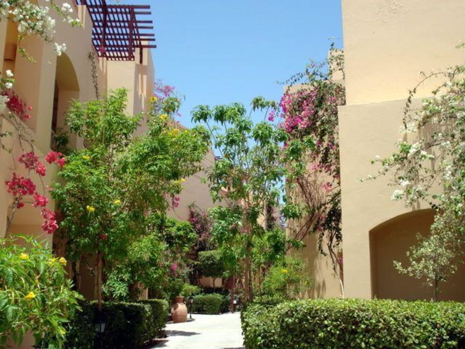 Eine der Gassen zwischen den einzelnen Gebäuden Steigenberger Coraya Beach - Adults only