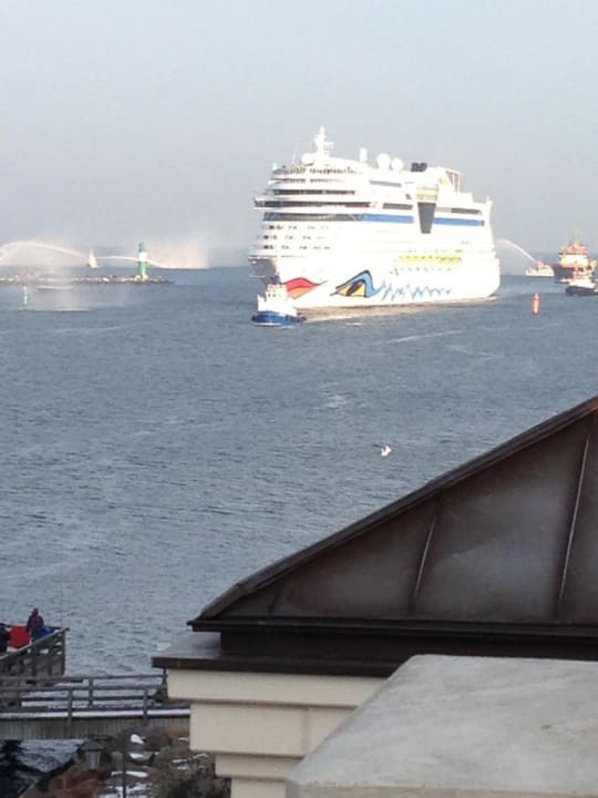 Einlaufen der Aida Hotel Yachthafenresidenz Hohe Düne