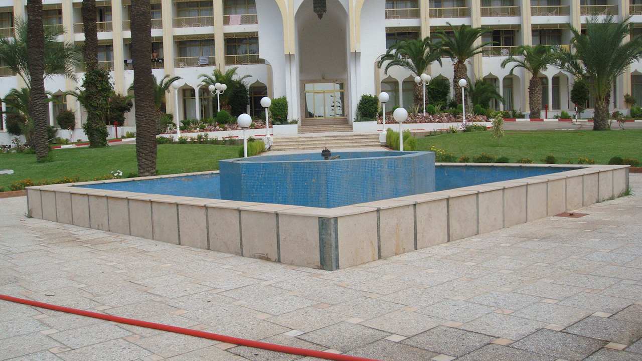 Fontanna - tak piękna na zdjęciach reklamowych... Hotel Amir Palace