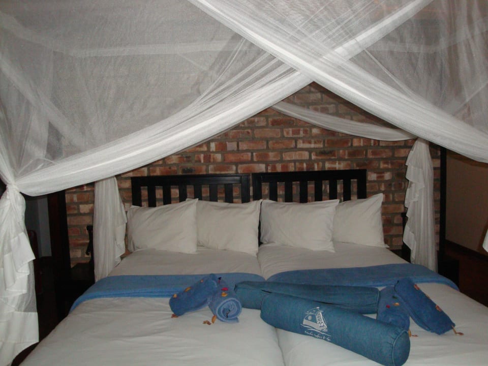 Das Bett mit Moskitonetz Etosha Safari Lodge
