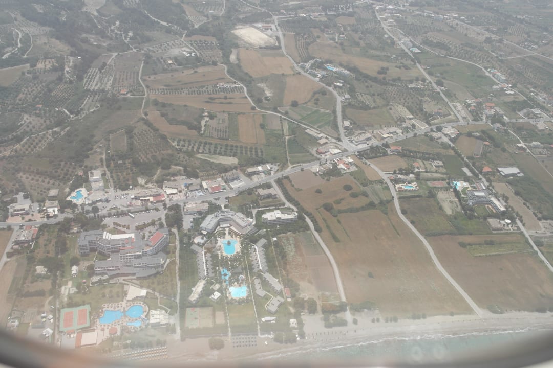 Aus dem Flugzeug rechte Hotelanlage TUI KIDS CLUB Alex Beach