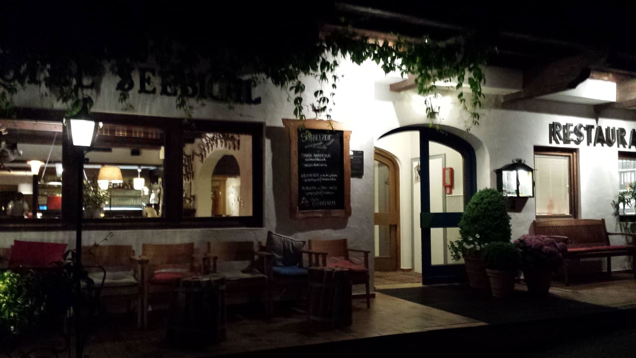 Sitzmöglichkeiten am Hoteleingang Hotel Seebichl