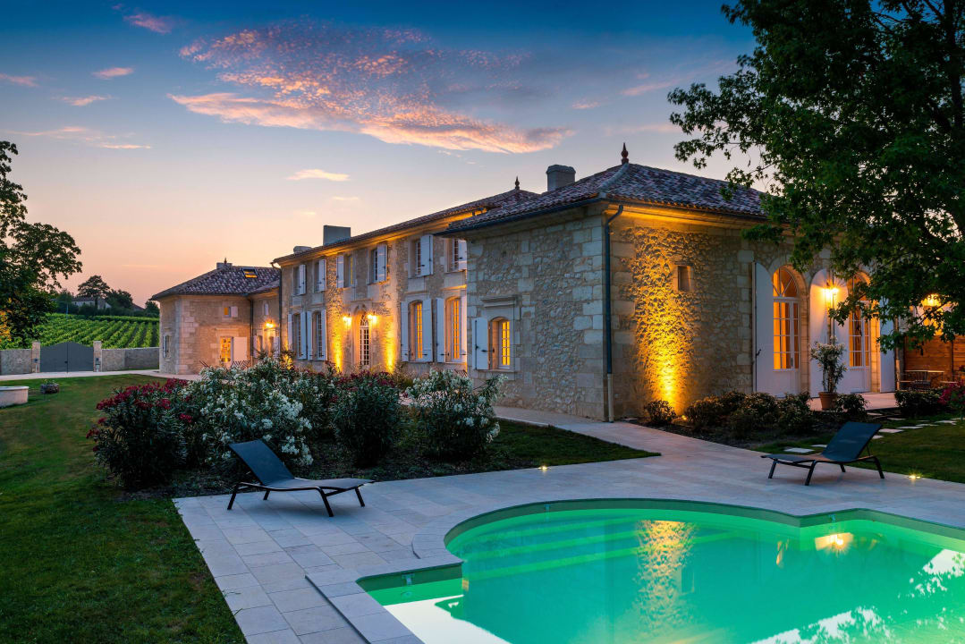 Manoir d'Astrée and the pool B&B Manoir d'Astrée Bordeaux Saint Emilion