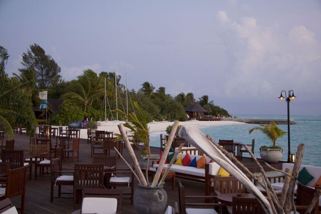 Blick von Restaurant auf Strand Sun Siyam Olhuveli