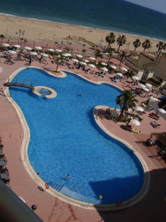 Вид с левой стороны отеля на бассейн (7 этаж) ZT Hotel & Spa Peñíscola Plaza Suites