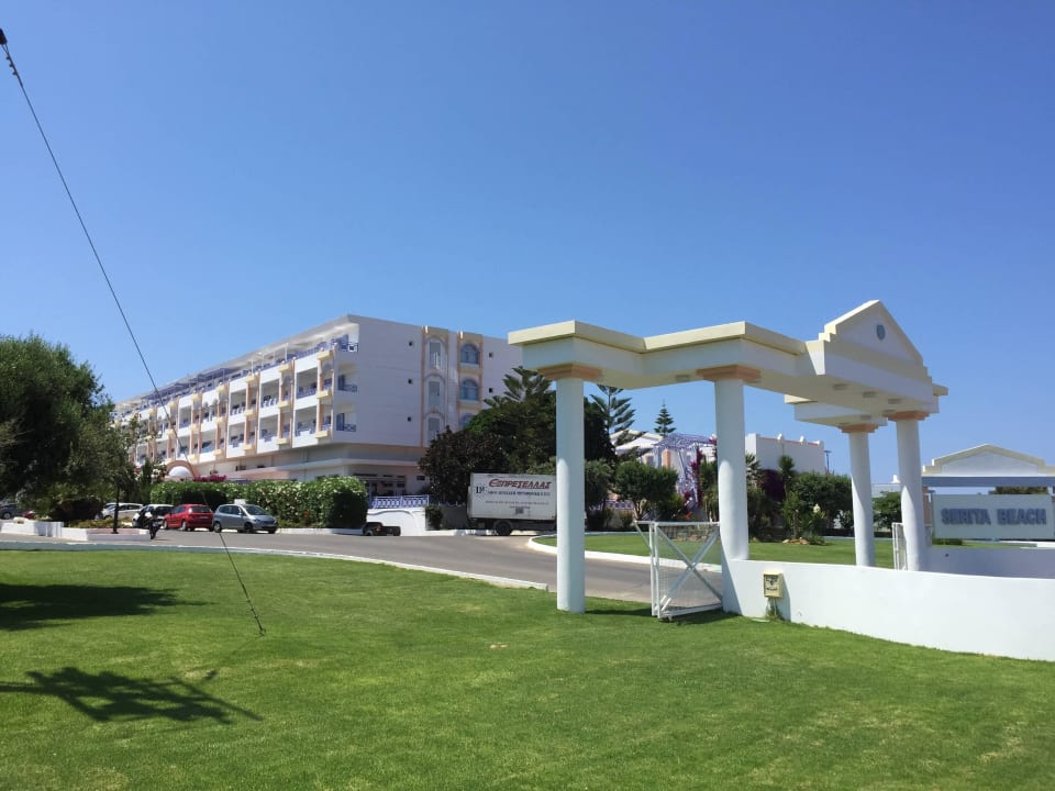 Einfahrt zum Hotel Hotel Serita Beach