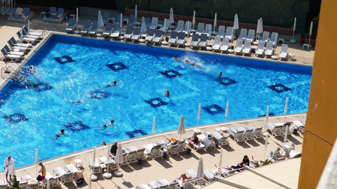 Blick vom Balkon zum beheizten Pool Hotel Delphin Imperial