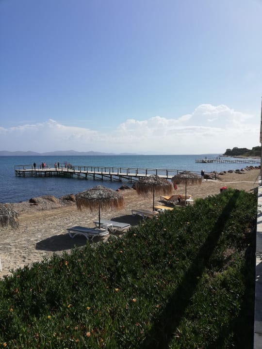 Blick vom Pool zum Strand mit den beiden Stegen Mastichari Bay Hotel