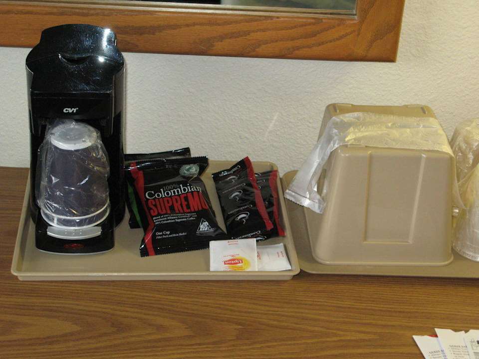 Coffeemaker und anderes Super 8 Motel Pontoon Beach