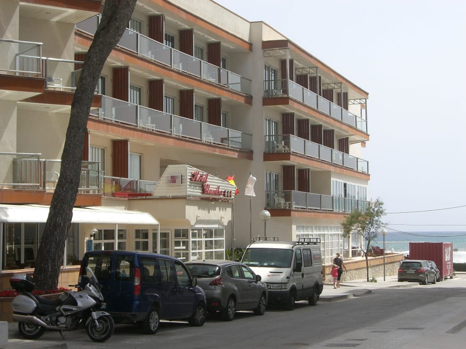 Hoteleingang und Außenzimmer Hotel Clumba