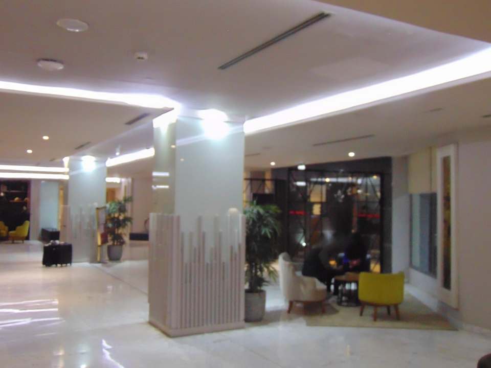 Lobby Hotel Golden Tulip El Mechtel