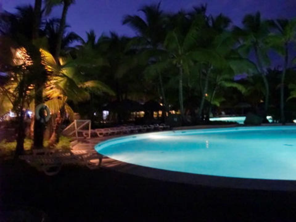 Poolanlage bei Nacht Playabachata Hotel