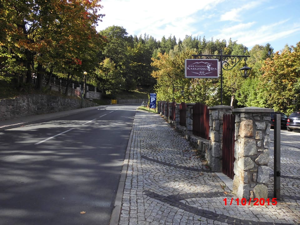 Straße vor Pension Karkonoski Pension Karkonoski