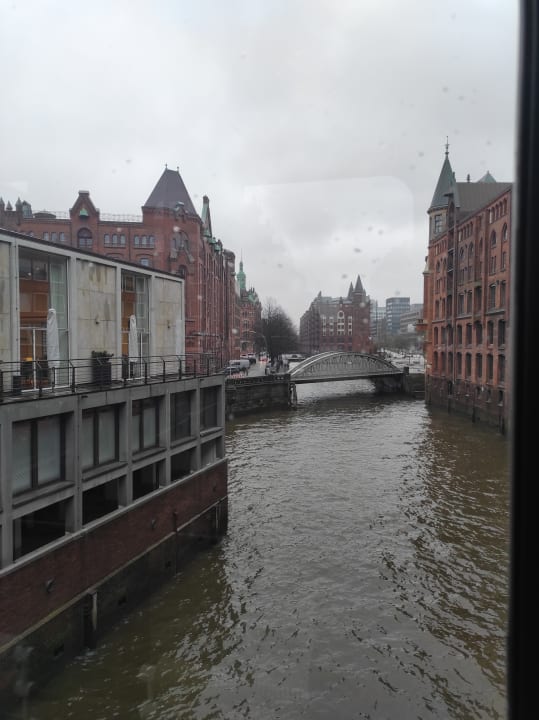 Ausblick AMERON Hamburg Hotel Speicherstadt