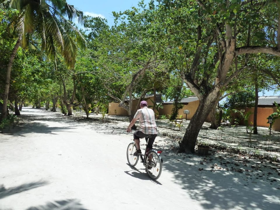Lange Wege von den Beachbungis - da nimmt so Kuredu Island Resort & Spa