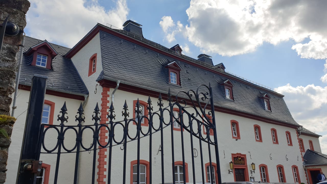 Außenansicht Burghaus & Villa Kronenburg