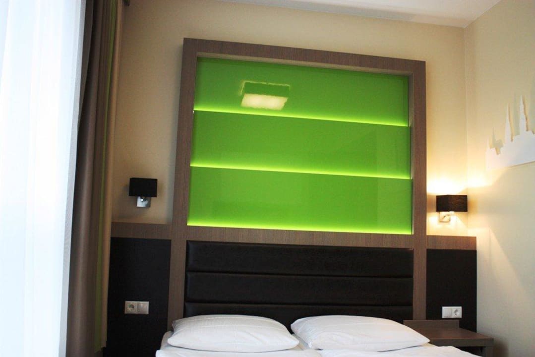 Rückseite Bett Holiday Inn - the niu, Fusion Hamburg St. Georg