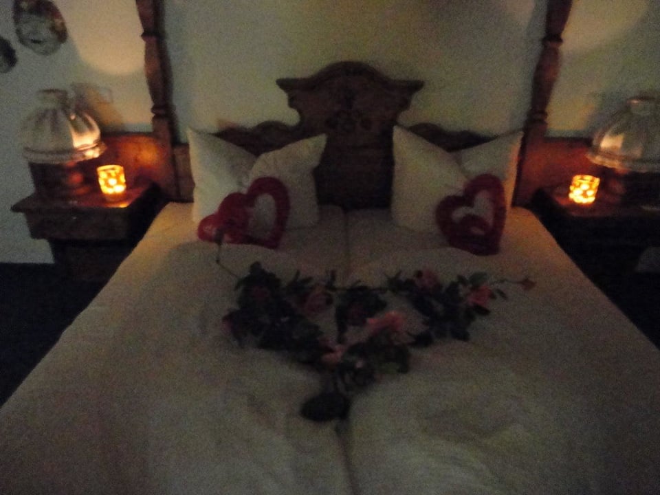 Bett beim Rosenblütenbad Meister Bär Hotel Frankenwald