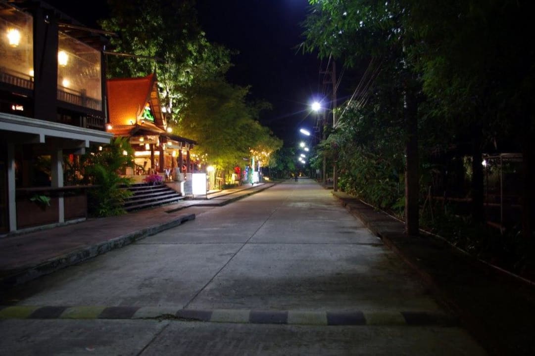"Straße" vor dem Hotel Khaolak Oriental Resort - Adults only