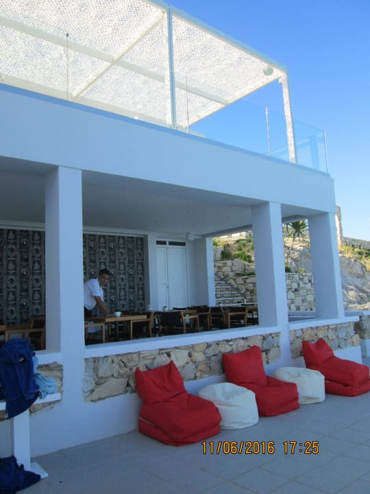 Vor dem italienischen Restaurant Dimitra Beach Hotel & Suites