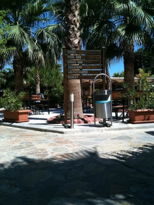 Der Gehweg zum Pool, Bar, Spielplatz  Hane Family Resort