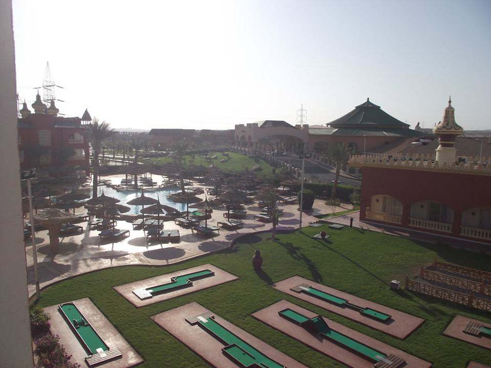 Бассейн и поле для гольфа Pickalbatros Alf Leila Wa Leila Resort - Neverland Hurghada