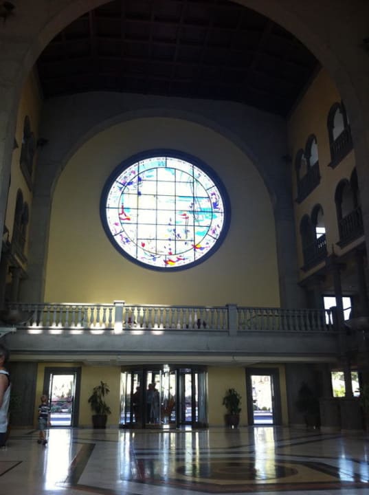 Lobby mit farbigem Fenster R2 Rio Calma Hotel & Spa & Conference