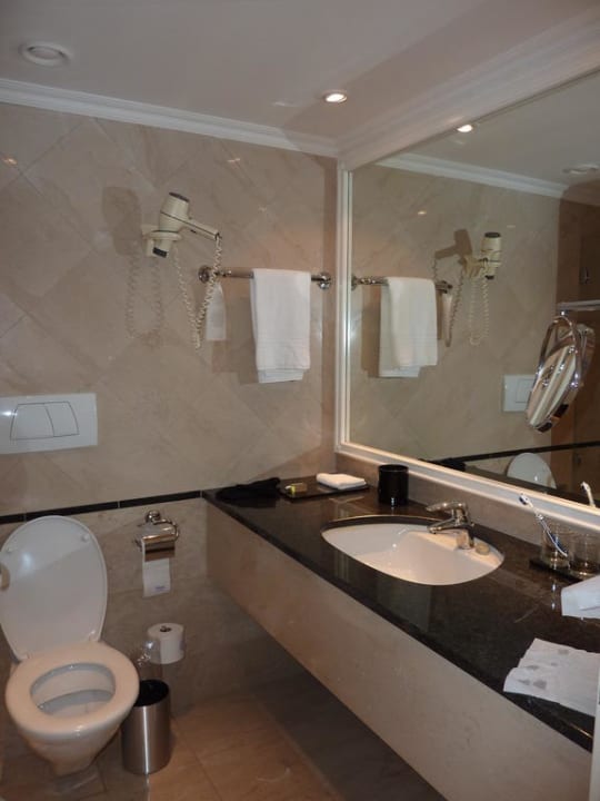 Blick ins Bad Sofitel Budapest Chain Bridge