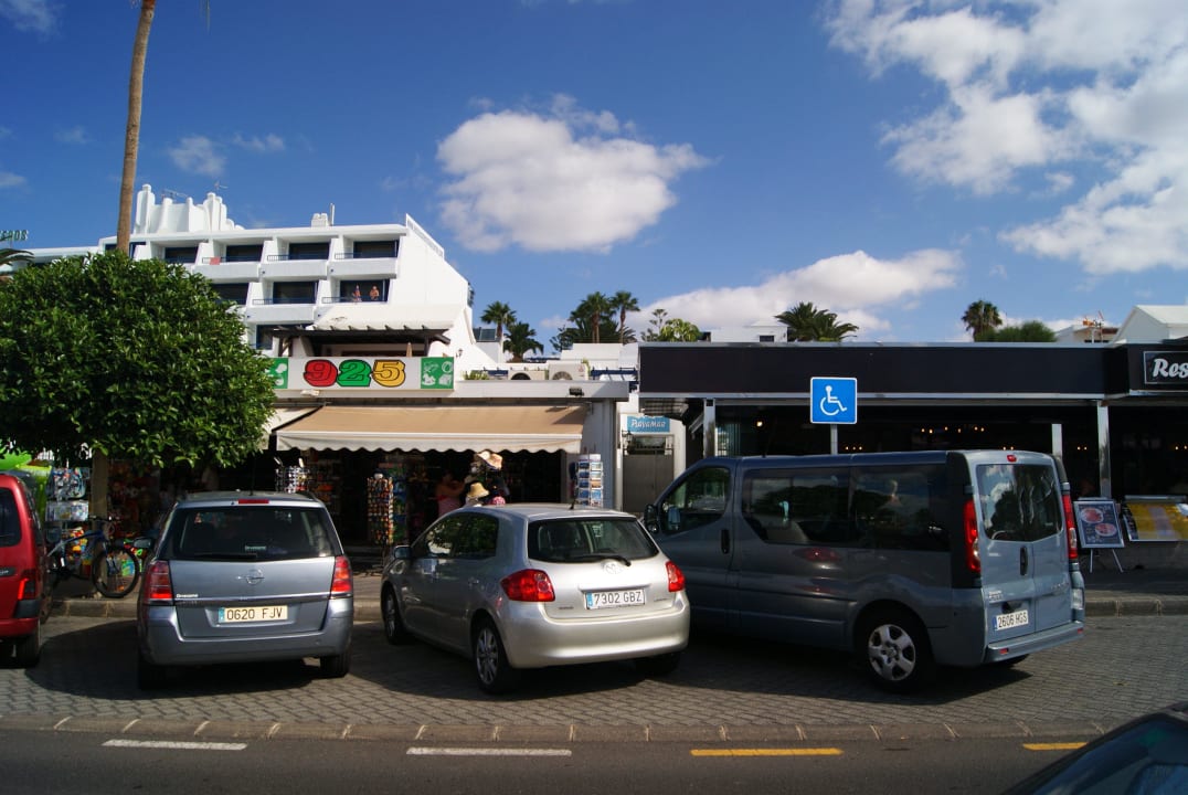 Hintereingang, zwischen den Autos geht es hoch Bungalows & Appartements Playamar