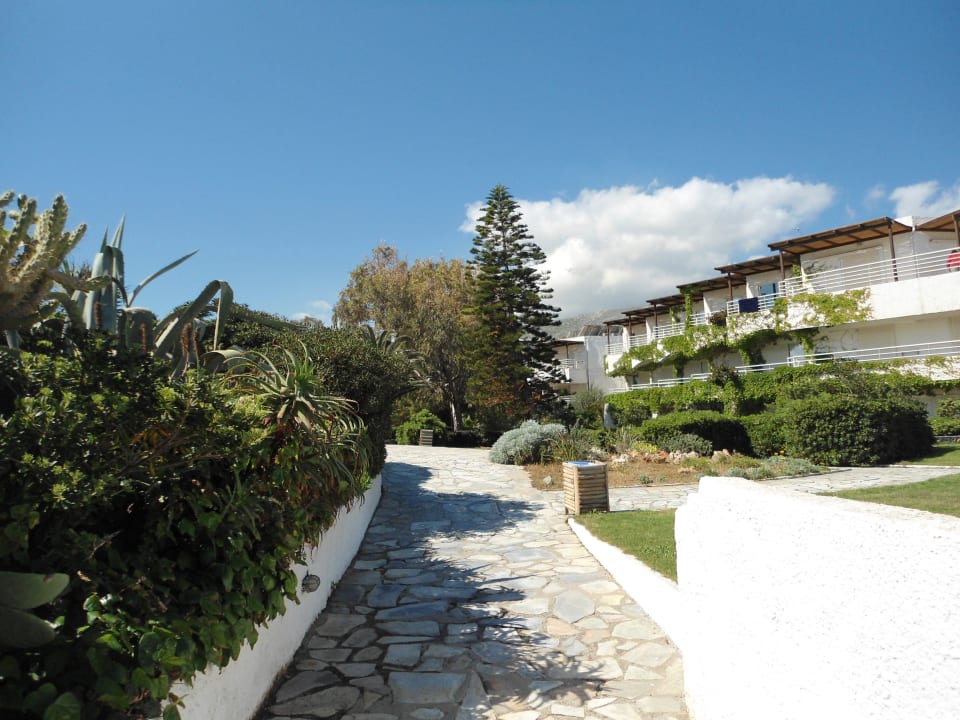 Weg vom Starnd zum Garten Apollonia Beach Resort & Spa