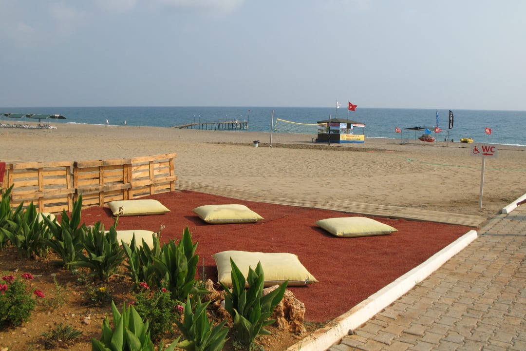 На пляже Cenger Beach Resort & Spa
