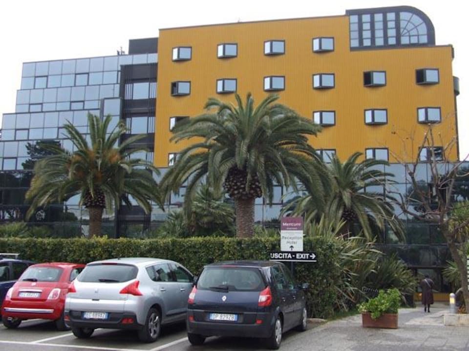 Hotelansicht vom Parkplatz aus Mercure Villa Romanazzi Carducci Bari