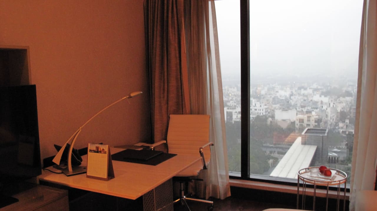 Blick auf die Straße The Leela Ambience Convention Hotel Delhi