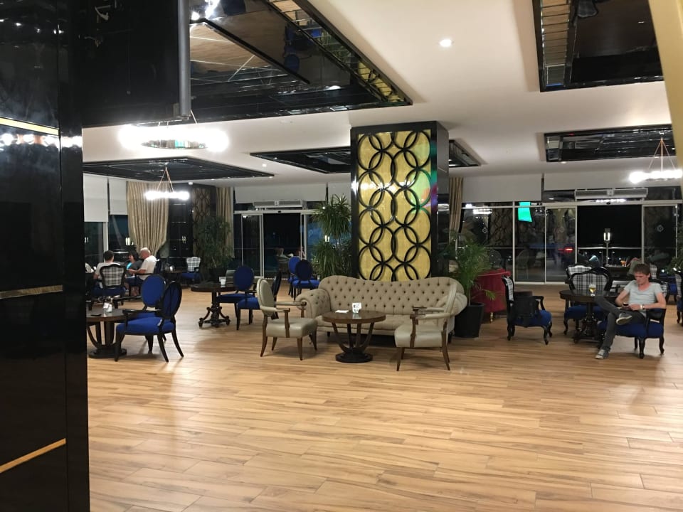 Sitzmöglichkeiten in der Pianobar Azura Deluxe Resort & Spa Hotel