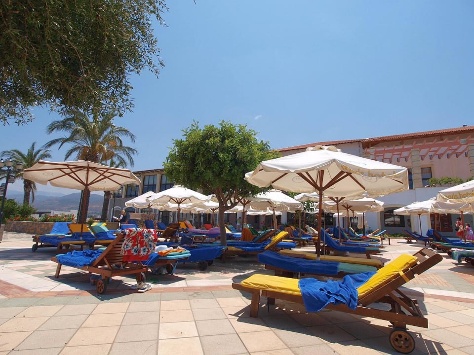 Leżaki i parasole przy basenie Creta Maris Resort