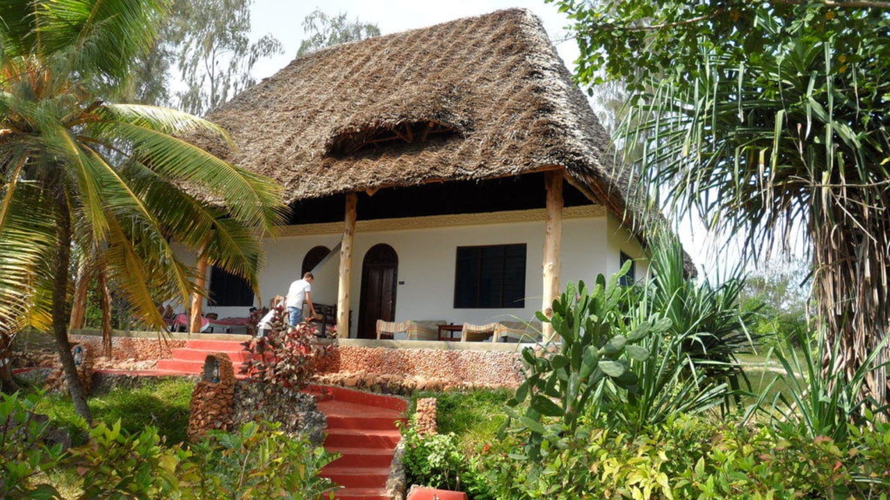 Frontansicht Bungalow Pongwe Beach Hotel