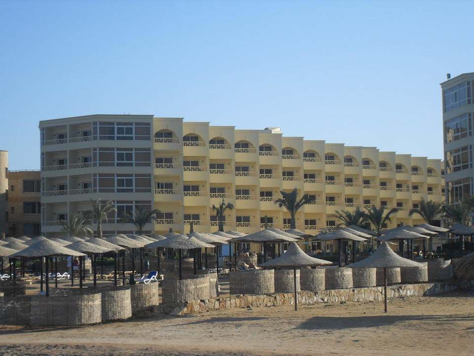 Фото с пляжа соседнего отеля AMC Royal Hotel & SPA