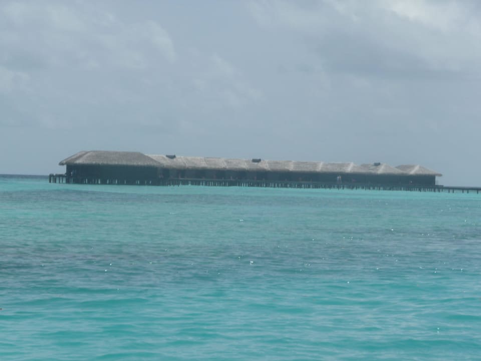 Blick bei Ankunft der Wasserbungalows Filitheyo Island Resort