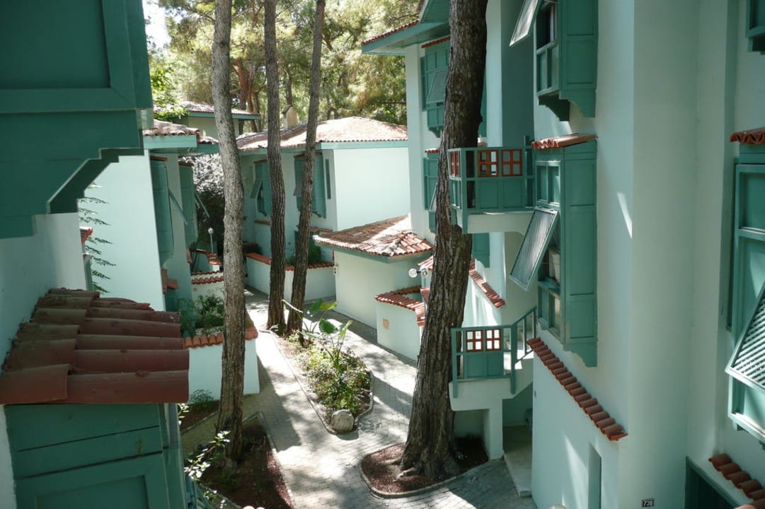 Straße zwischen Wohnhäusern. Ulusoy Kemer Holiday Club