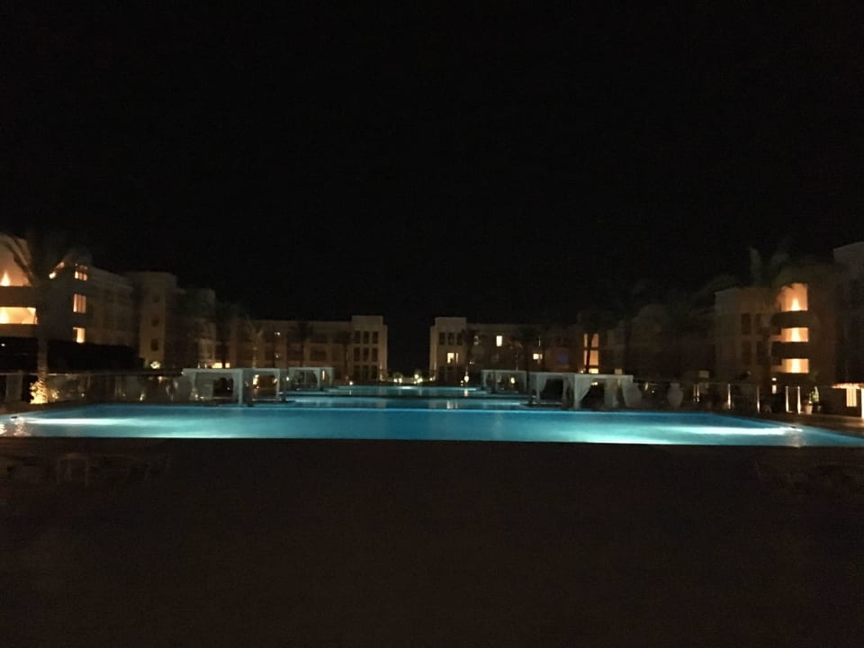Hauptpools bei Nacht Jaz Aquaviva