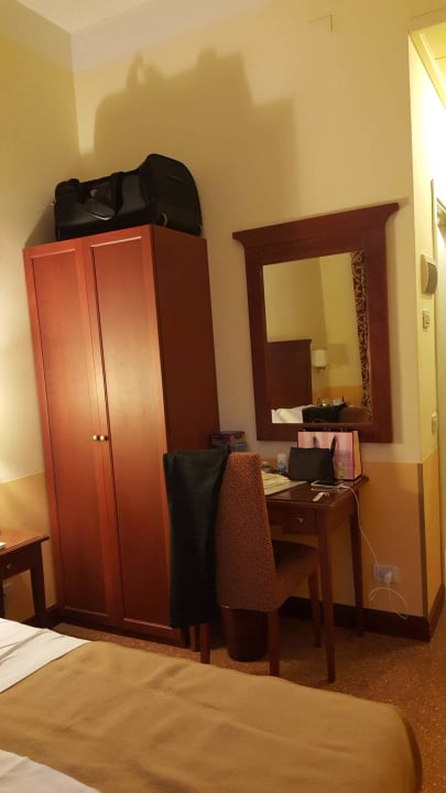 Schrank und Bett Superior Zimmer Hotel Al Sole