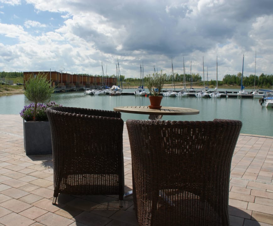 Blick zu den Hafenhäusern LAGOVIDA Ferienresort am Störmthaler See