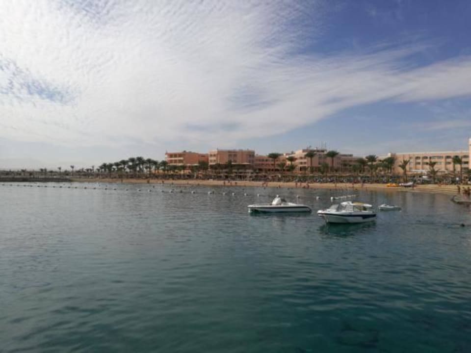 Blick vom Strand auf das Hotel Beach Albatros Resort