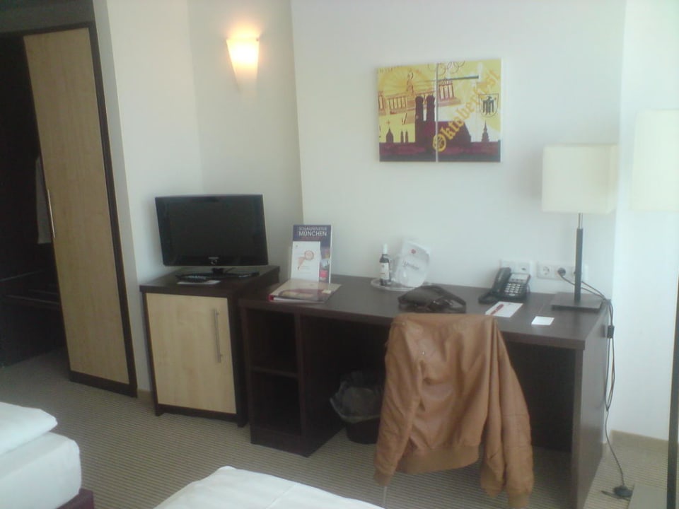 Sideboard mit Flachbildfernseher acom Hotel München