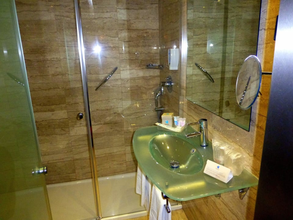 Kleines Bad mit Toilette, große Dusche Grupotel Taurus Park