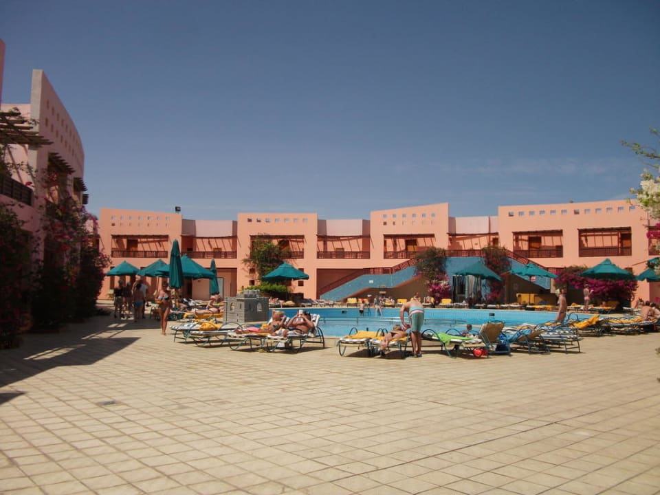 Blick auf den Pool und einige Zimmer Blend Club Aqua Resort