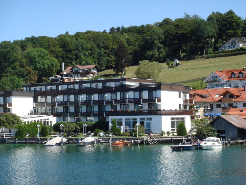 Blick vom Schiff auf´s Hotel  Seehotel Leoni
