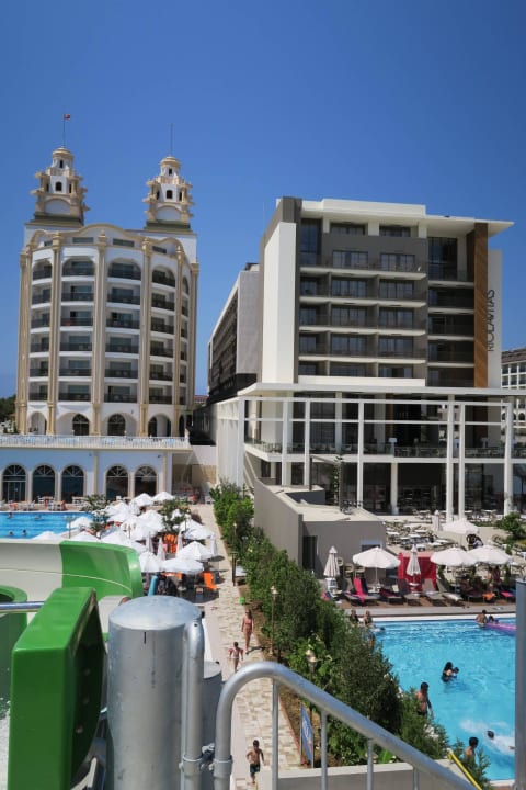 Man sieht deutlich die Nähe zum Nachbarhotel J'adore Deluxe Hotel & Spa